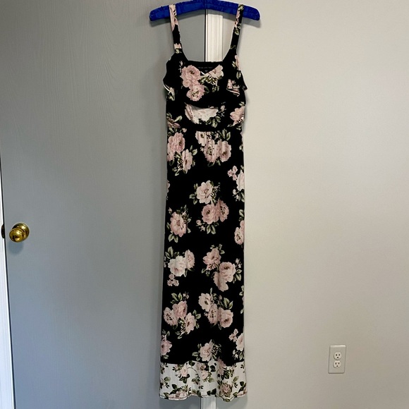 Three Hearts Dresses & Skirts - Like New Three Pink Hearts Floral Maxi Dre…